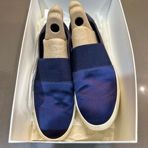 Vince Corbin Navy suede and satin, size 9 M